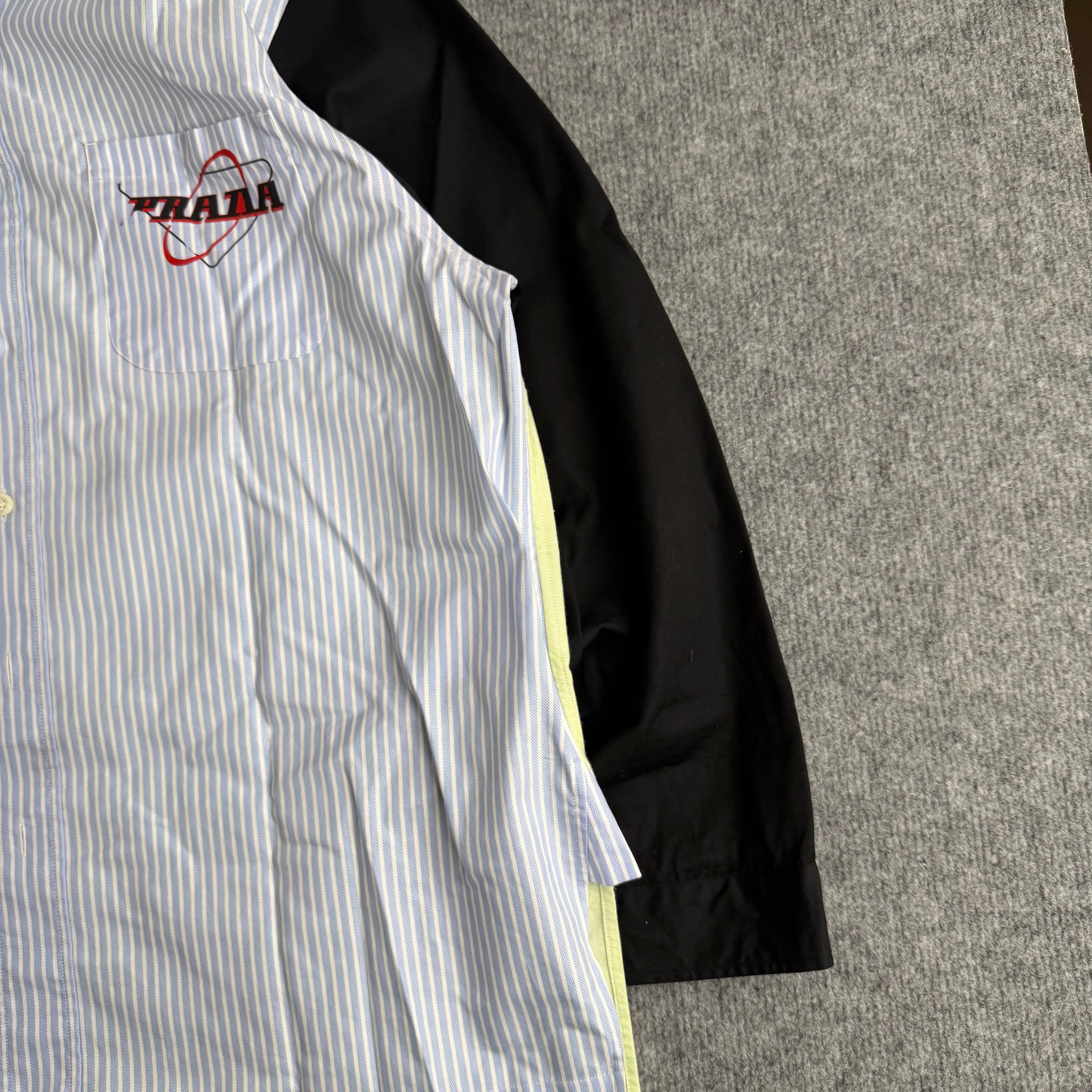 Prada skjorte (Str. 40)