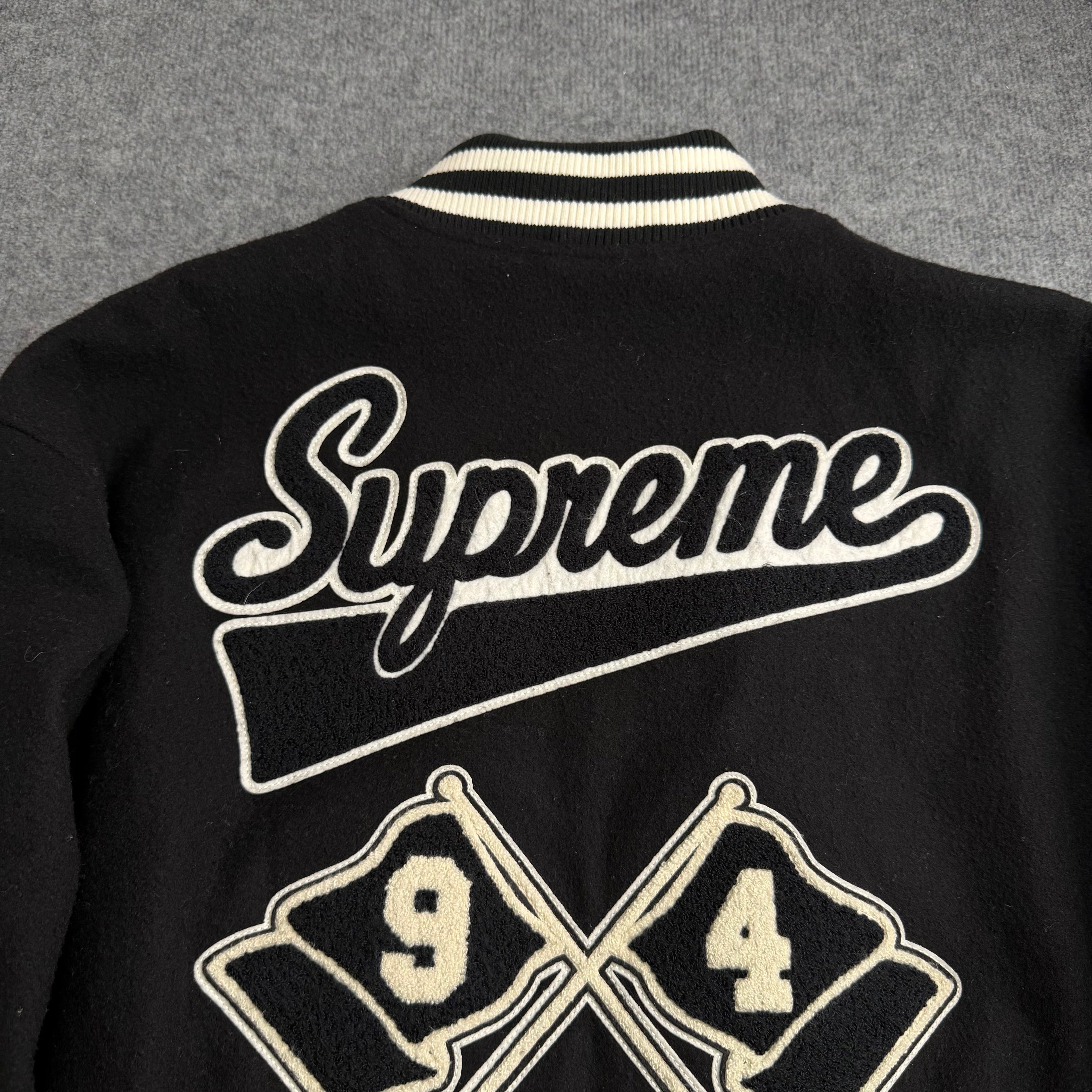 Supreme varsity jakke (Str. L)