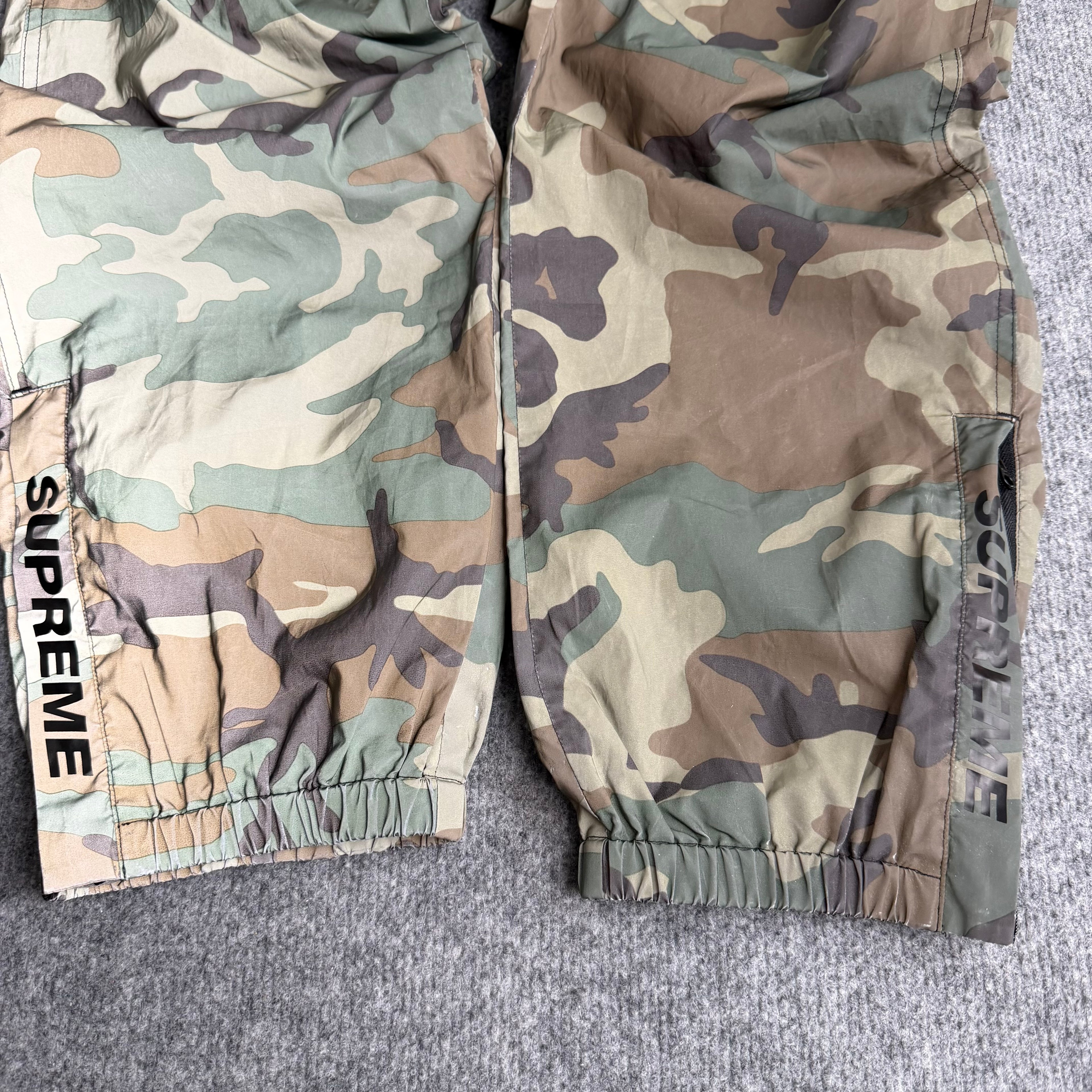 Supreme camo track pants (Str. S)