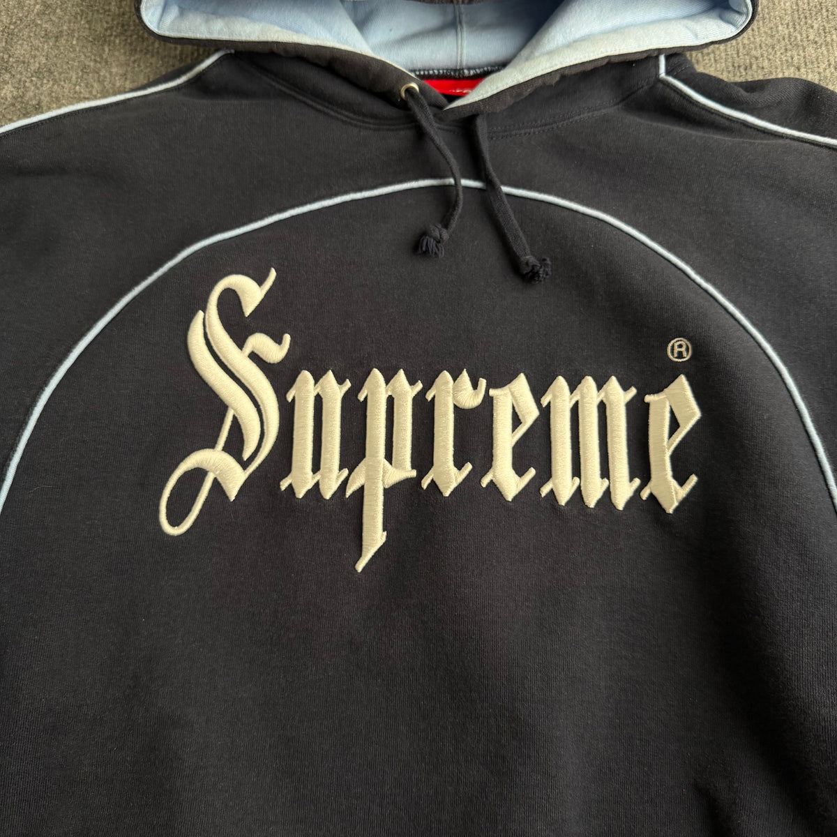Supreme hættetrøje (Str. L)