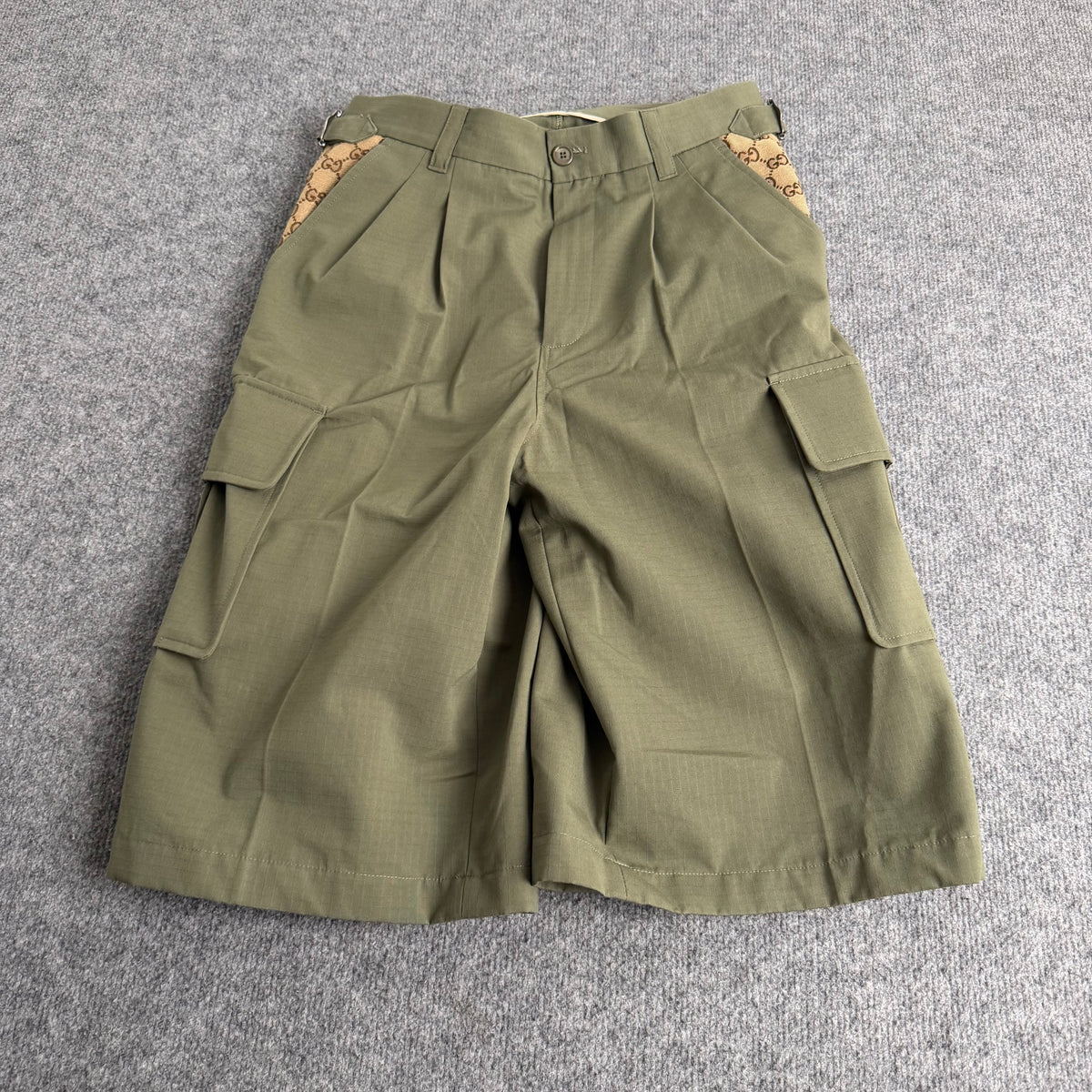 Gucci shorts (Str. 44)