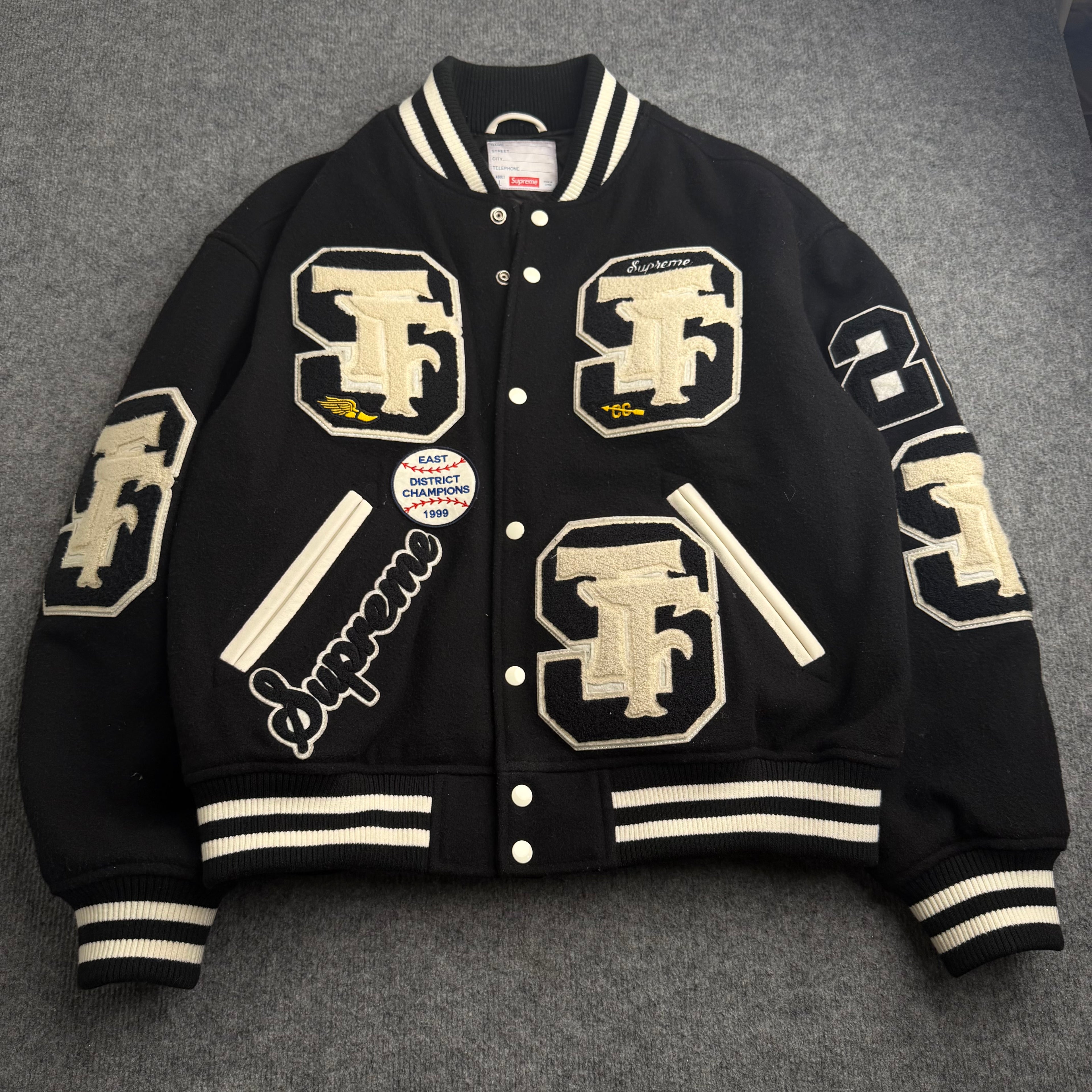 Supreme varsity jakke (Str. L)