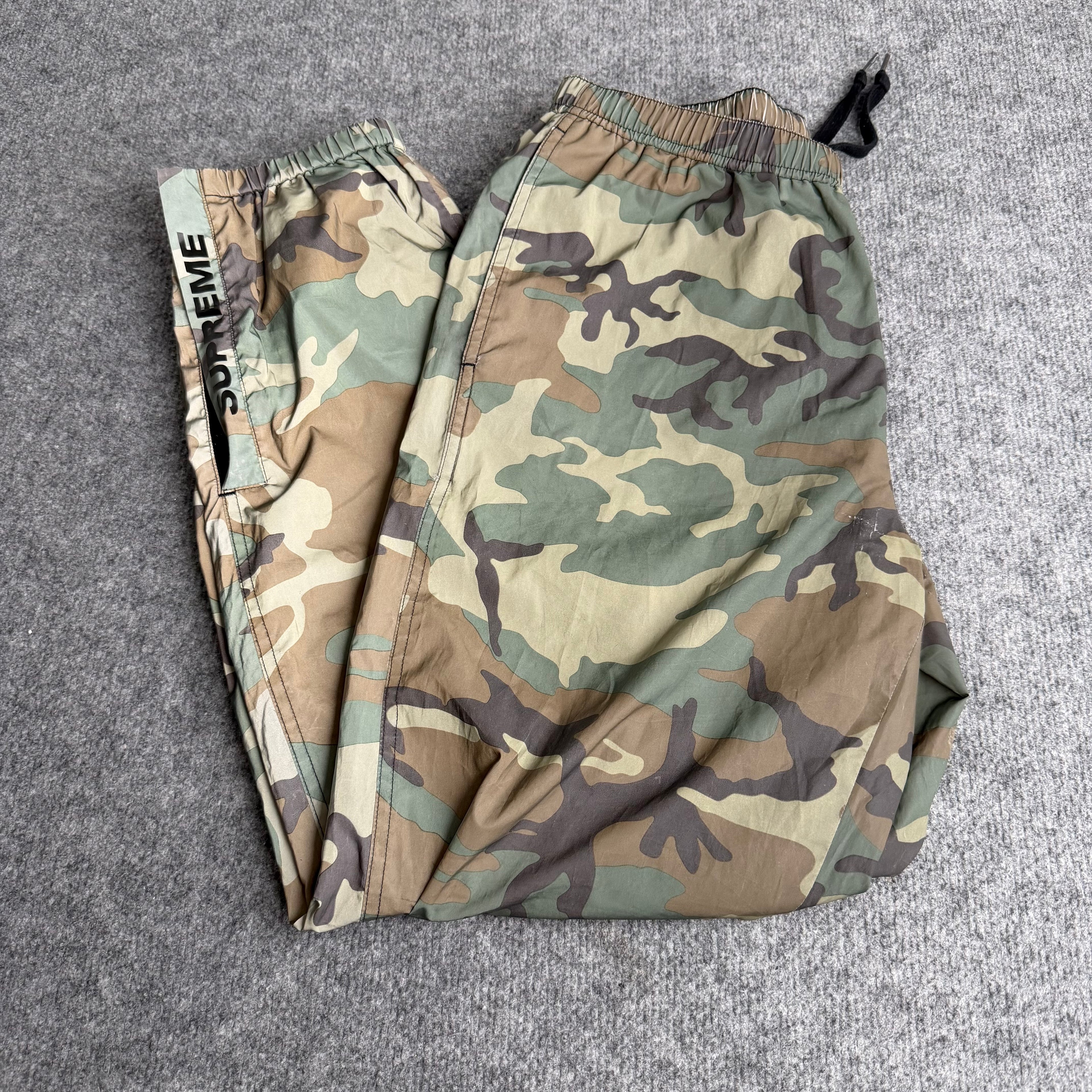 Supreme camo track pants (Str. S)