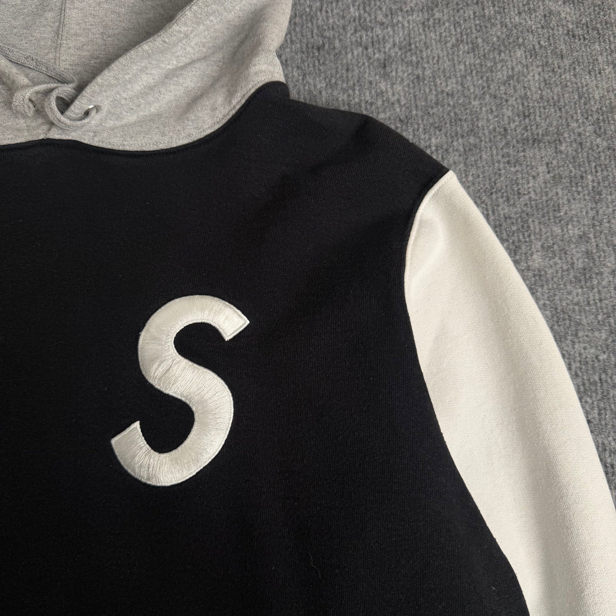Supreme hættetrøje (Str. M)
