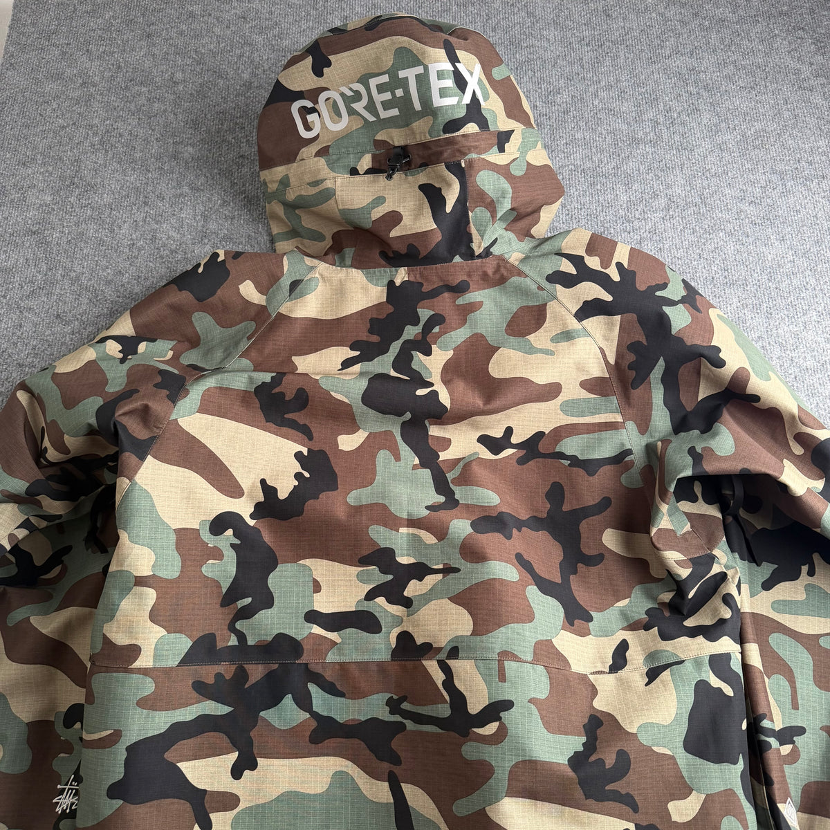 Stussy x Gore-tex jakke (Str. L)