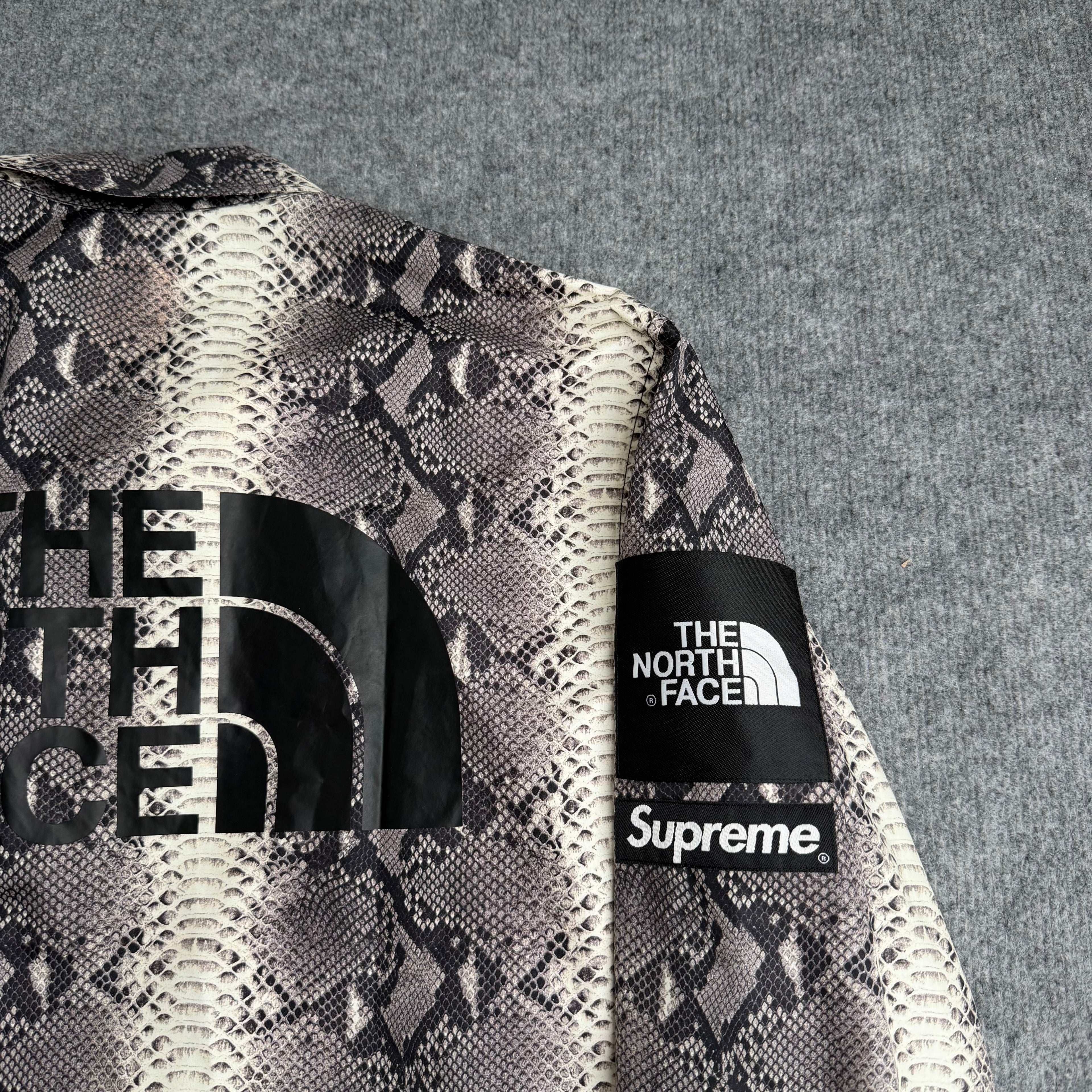 Supreme snakeskin jakke (Str. M)