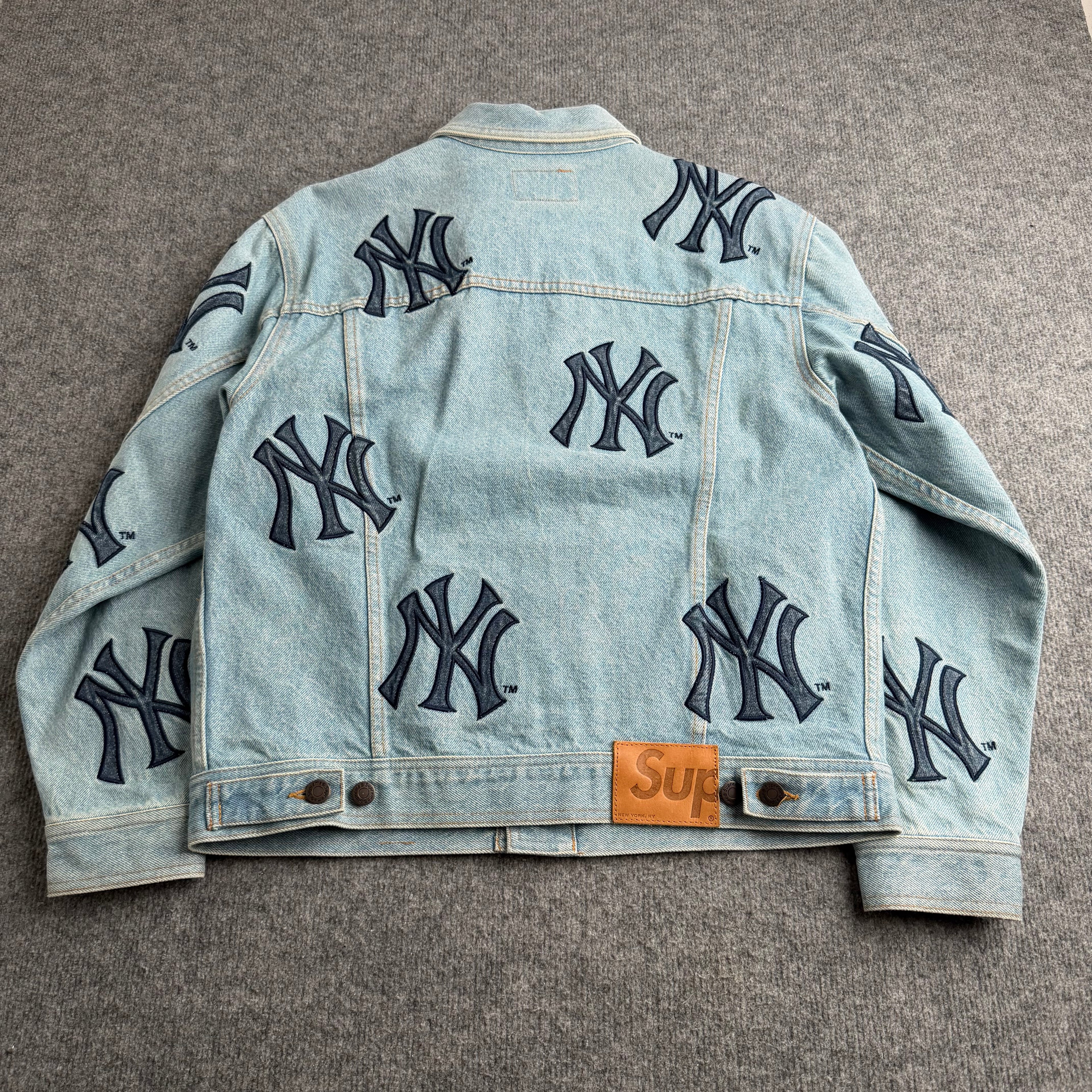 Supreme x Yankees jakke (Str. S)