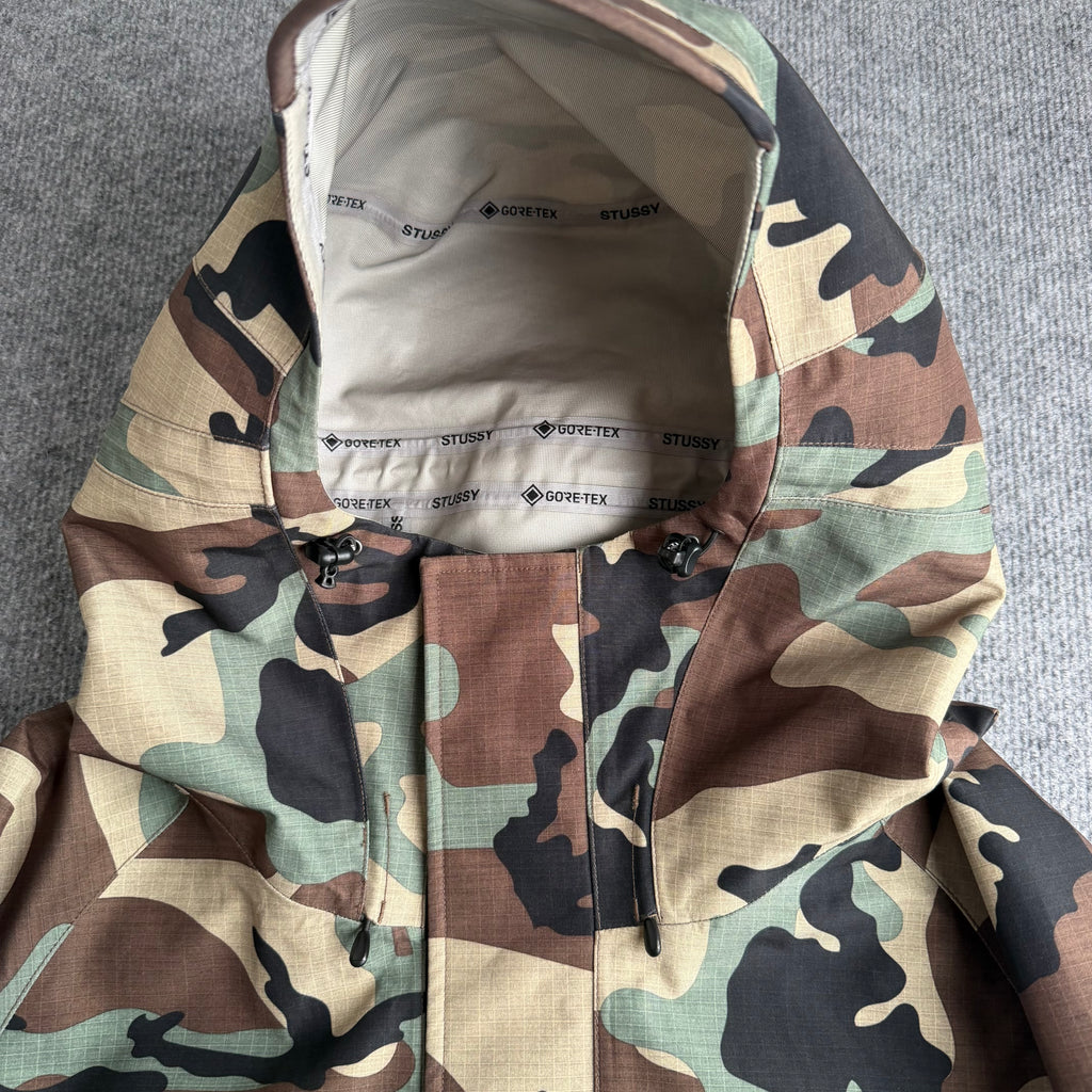 Stussy x Gore-tex jakke (Str. L)