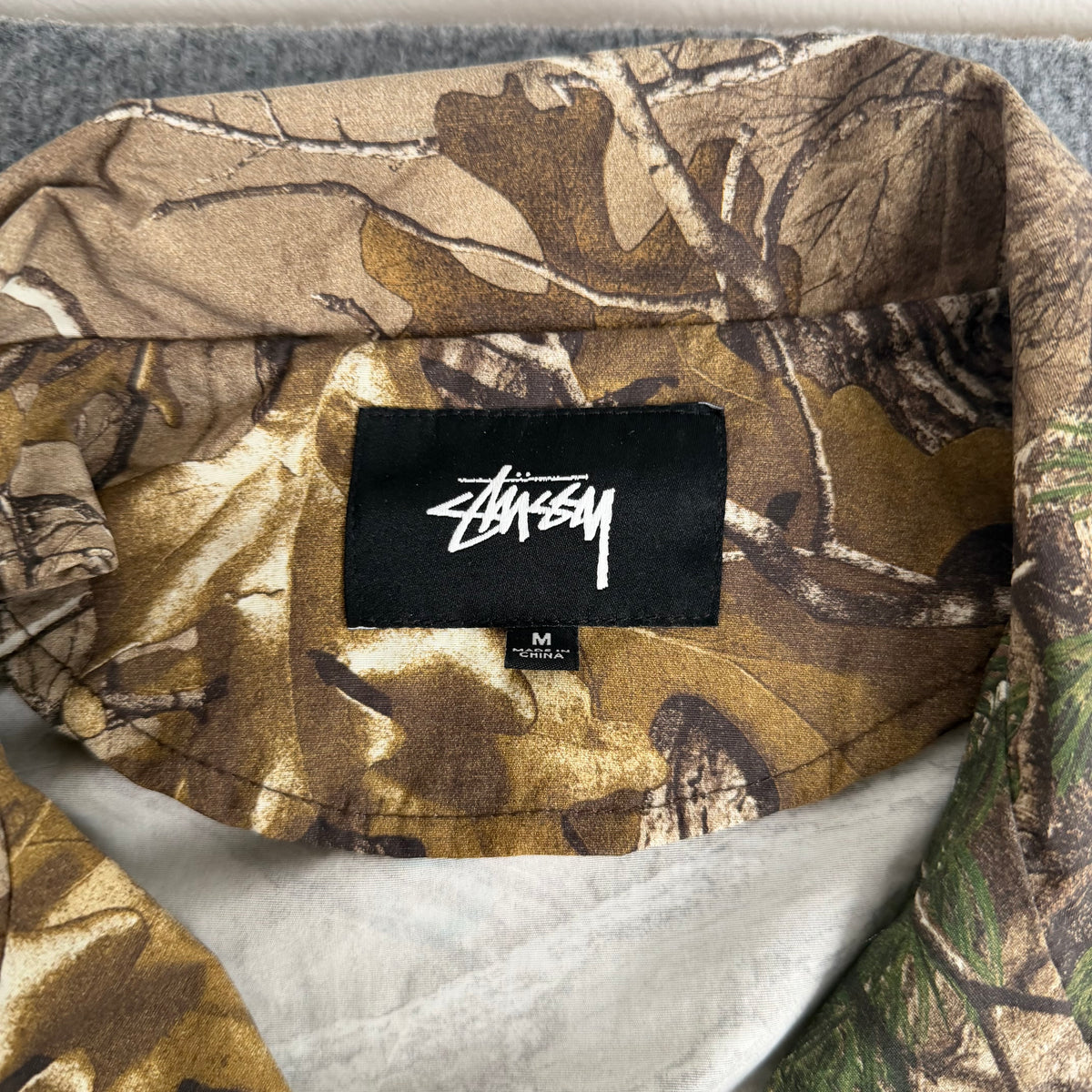 Stussy camo frakke (Str. M)