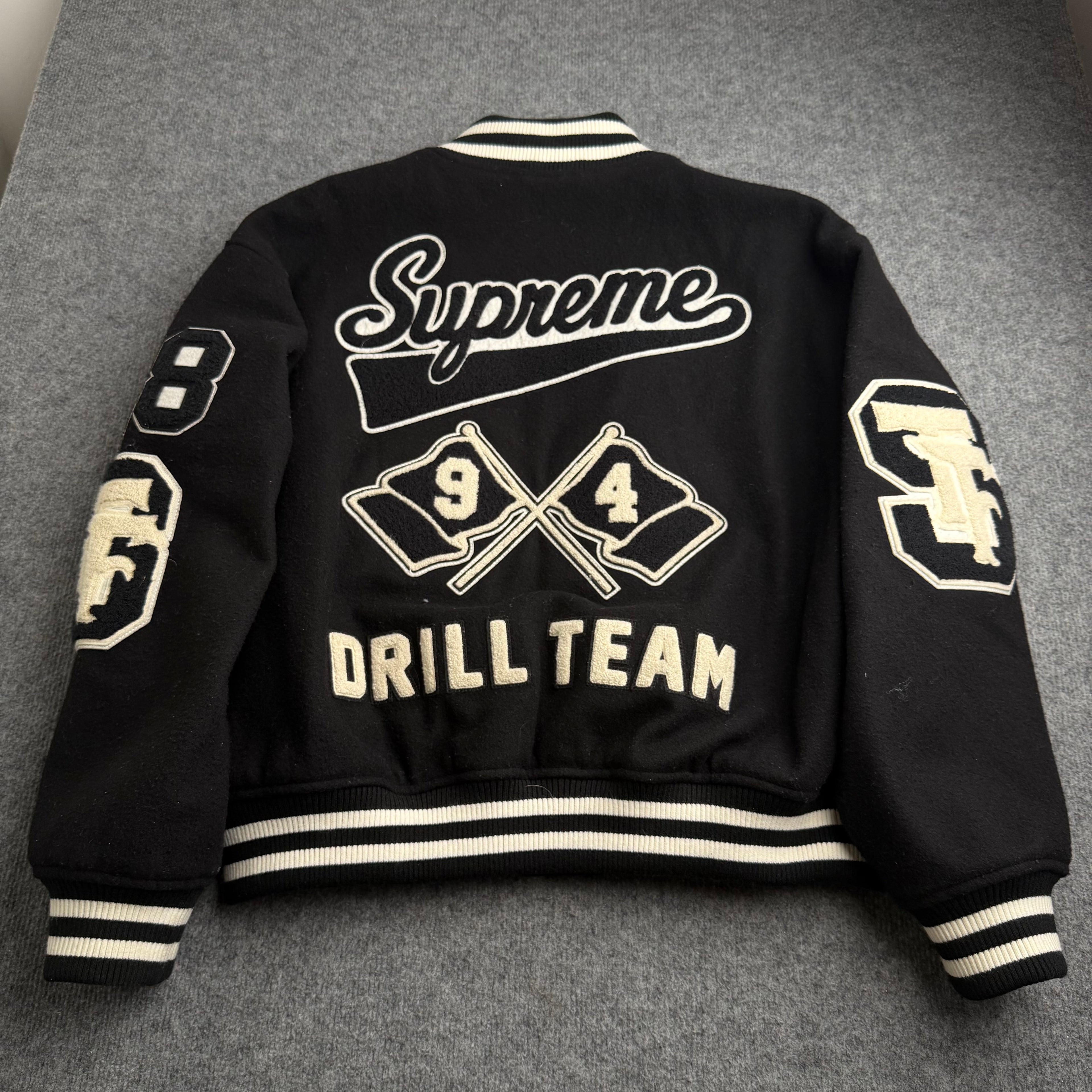 Supreme varsity jakke (Str. L)