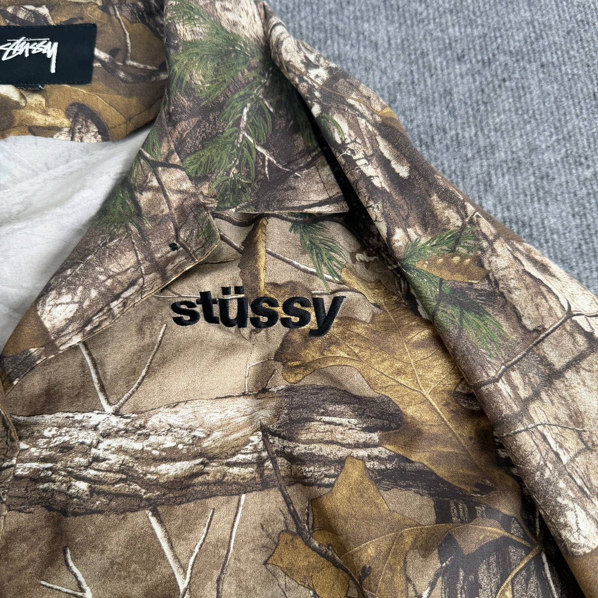 Stussy camo frakke (Str. M)