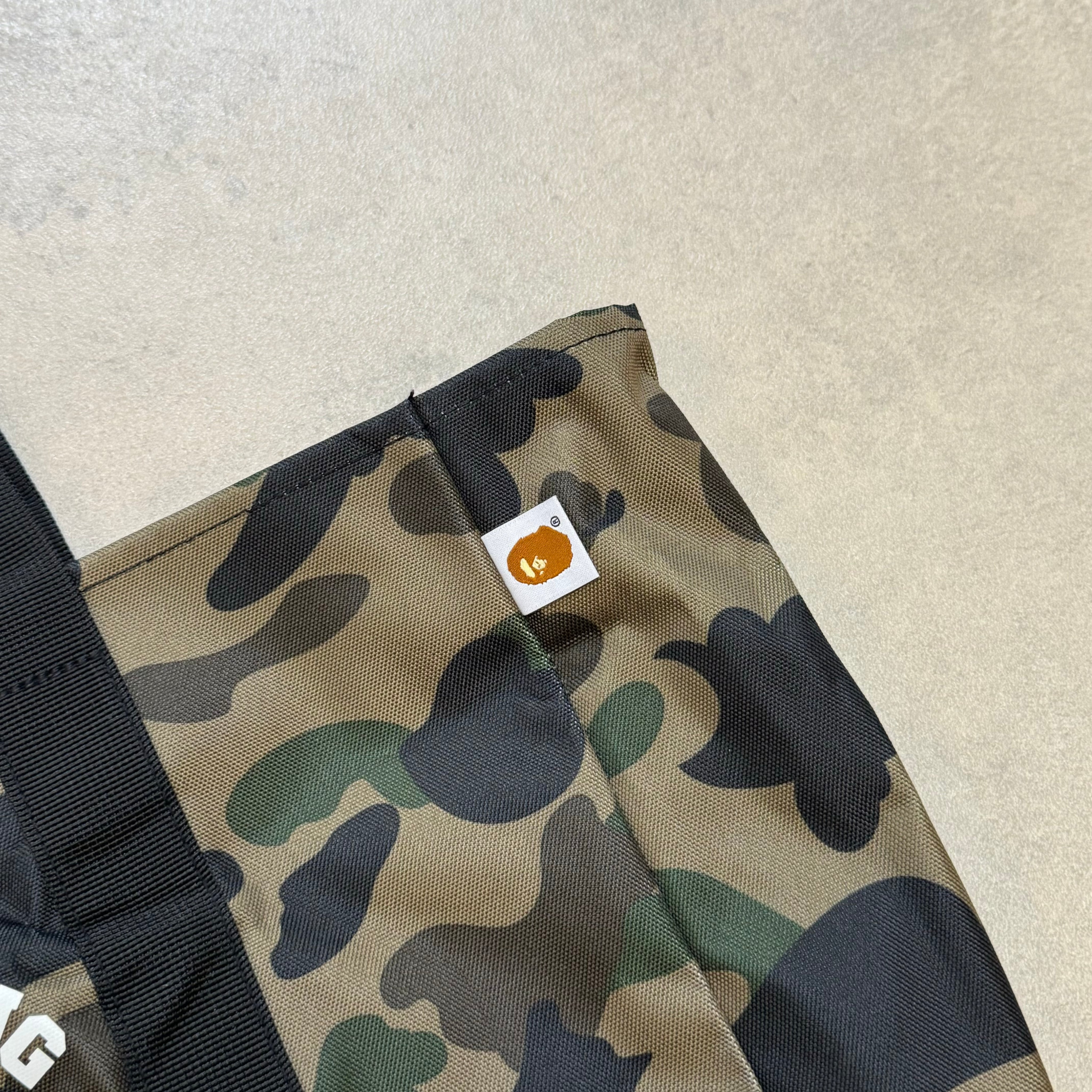 A bathing ape taske