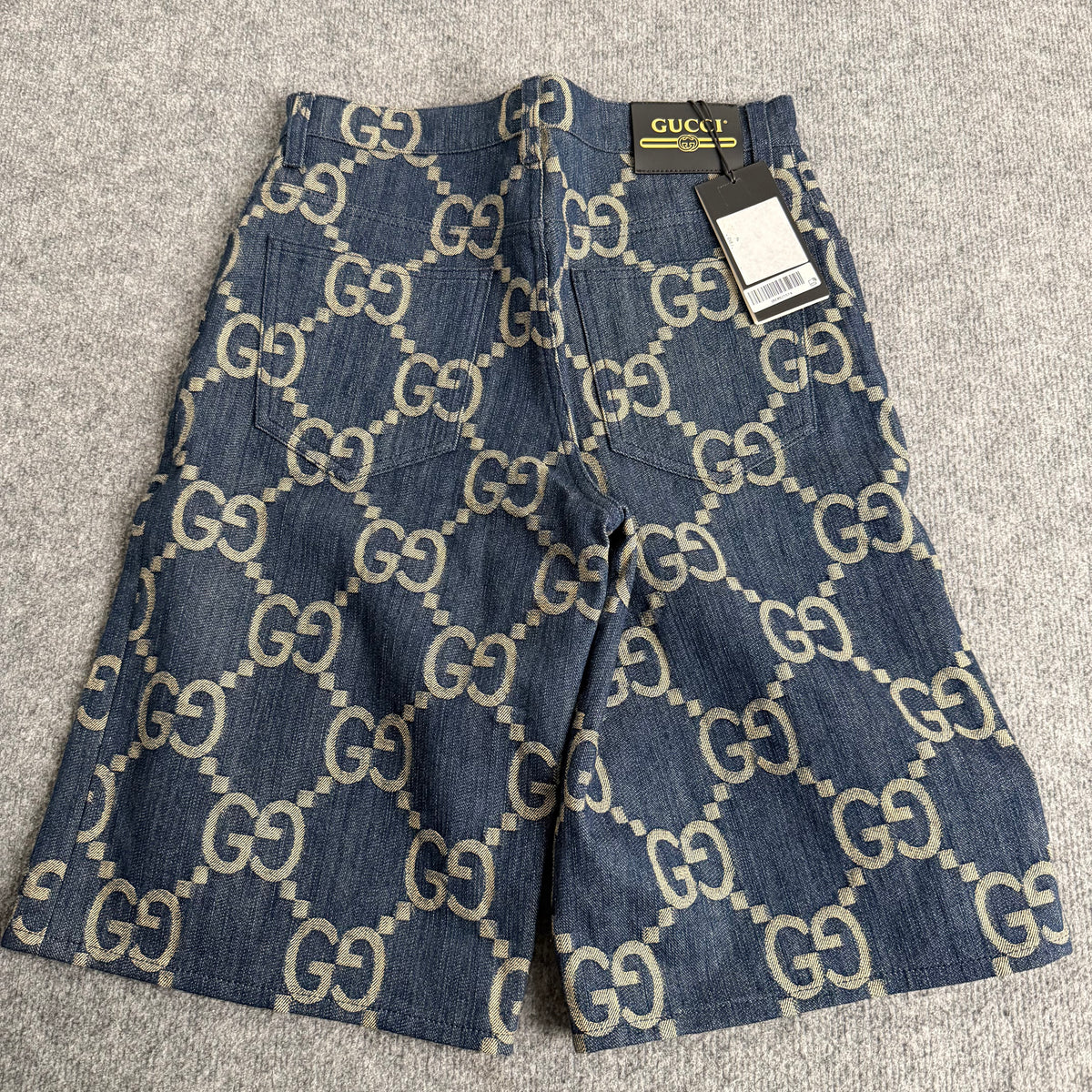Gucci shorts (Str. 30)
