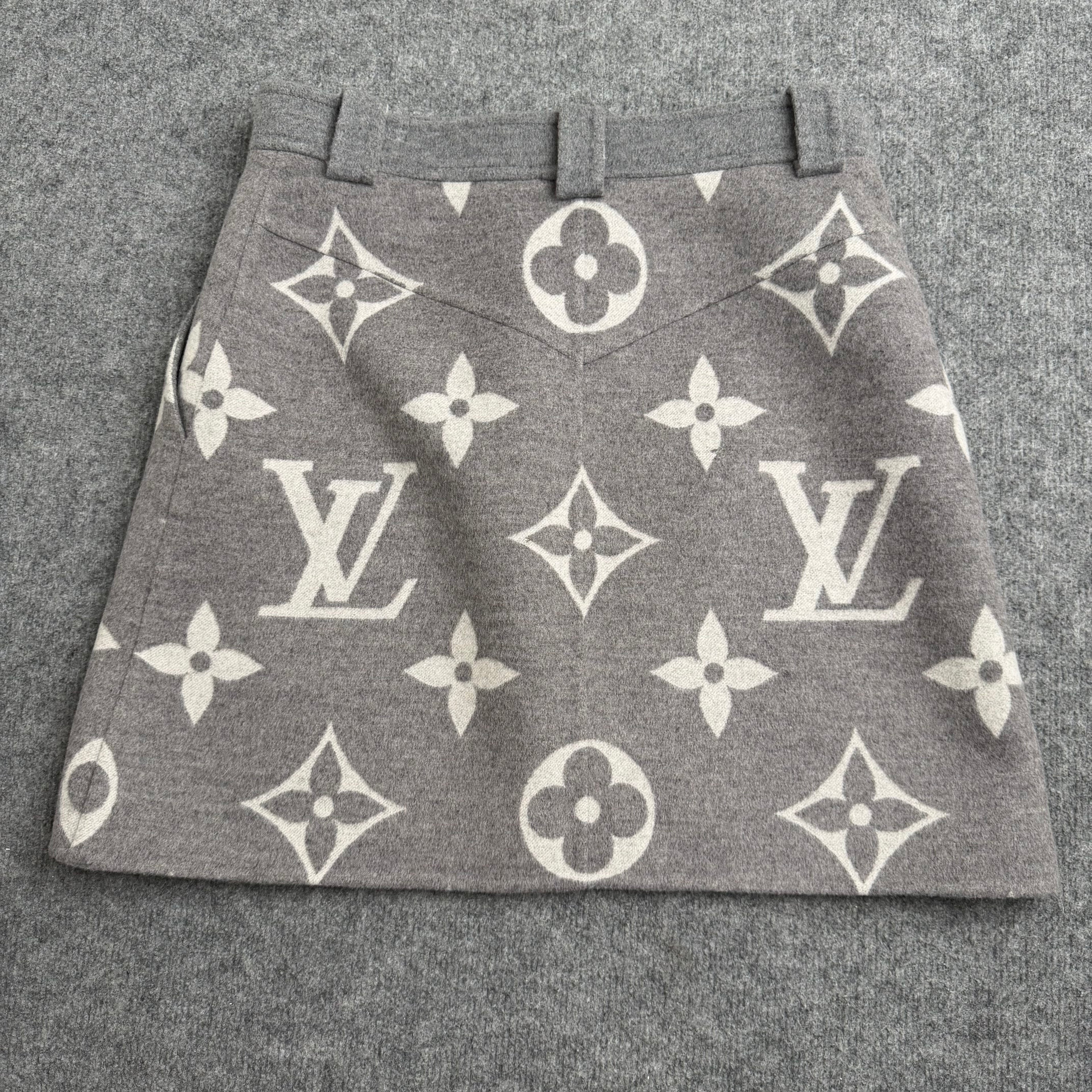 Louis Vuitton nederdel (Str. 42)