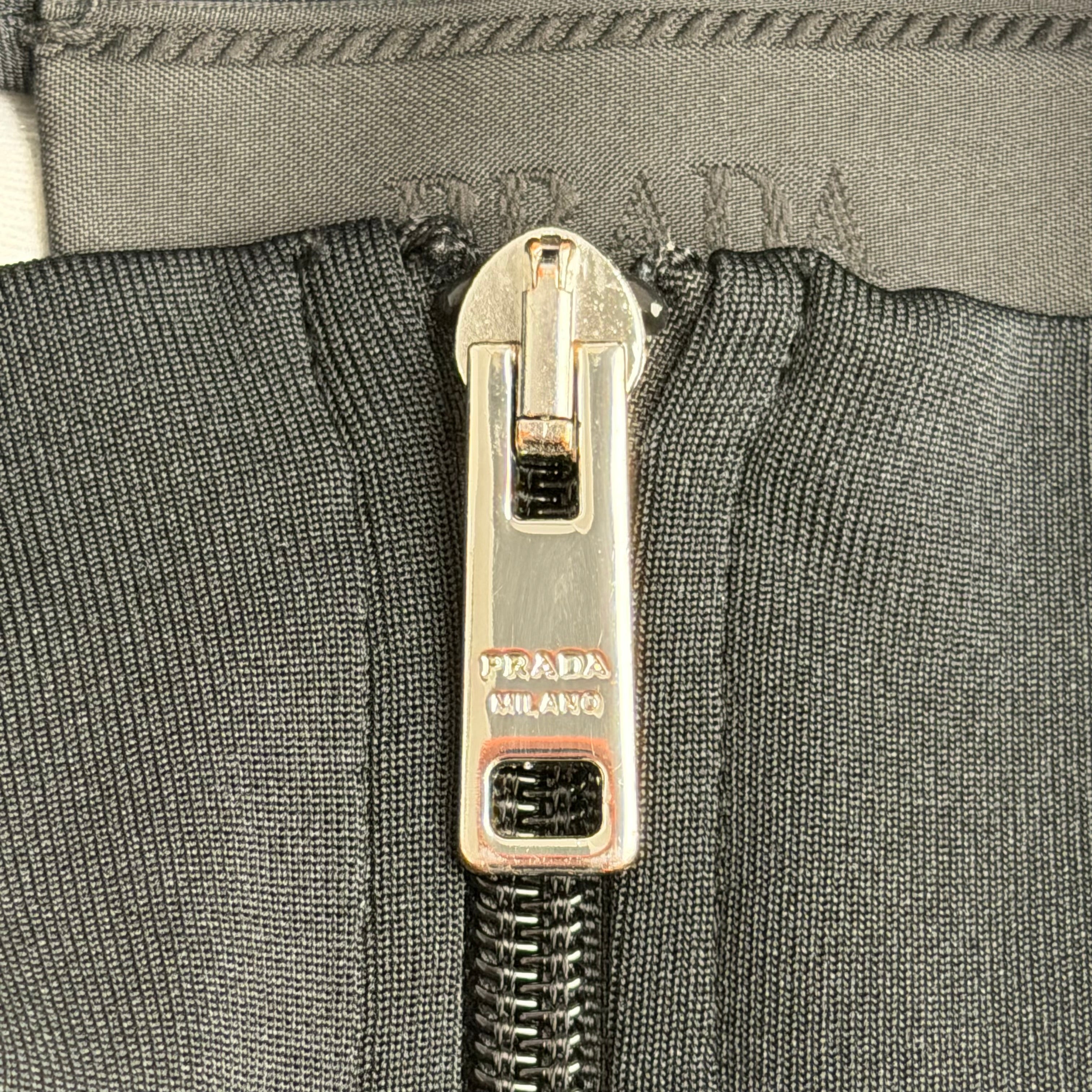 Prada zip bluse (Str. S)