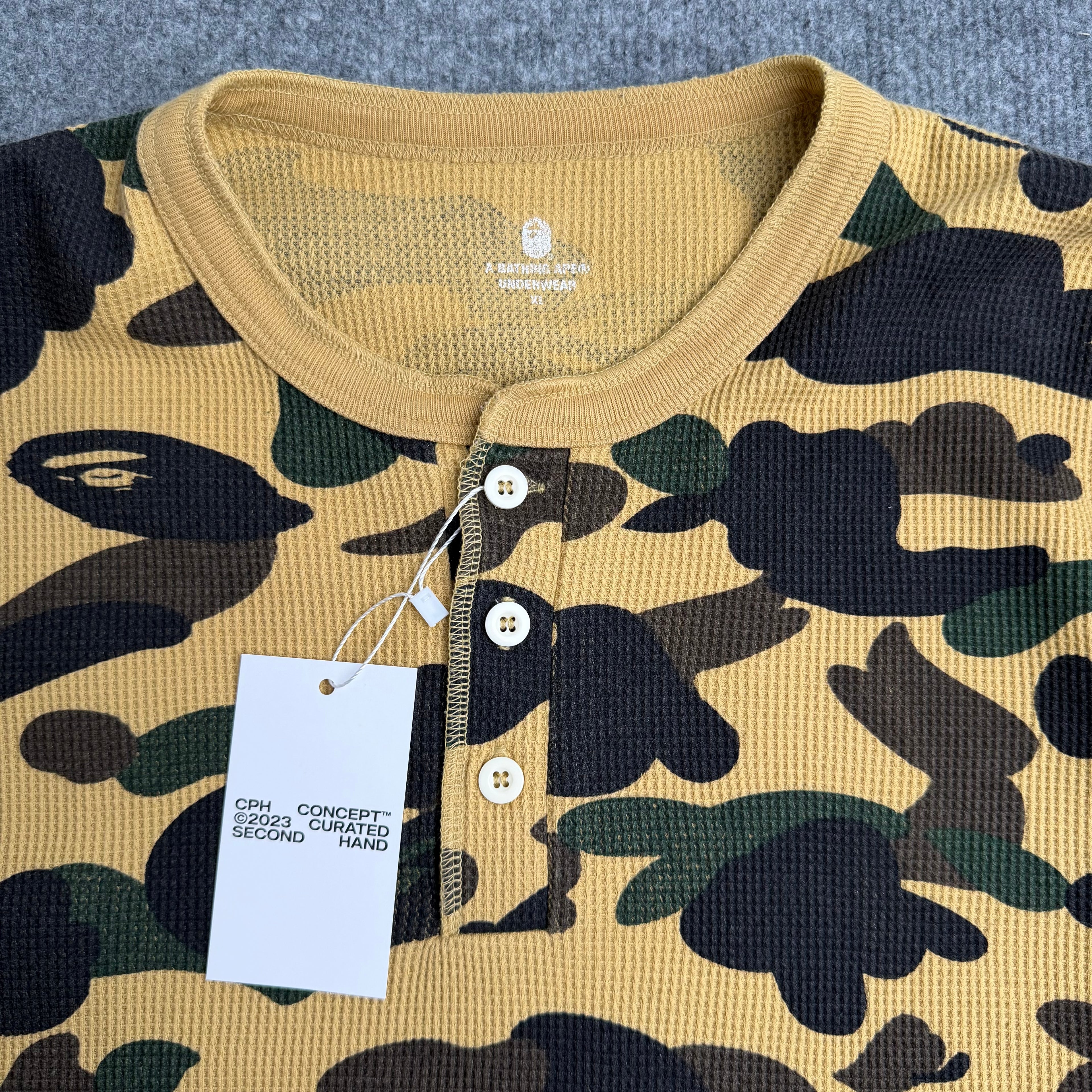 A bathing ape Henley (Str. XL)