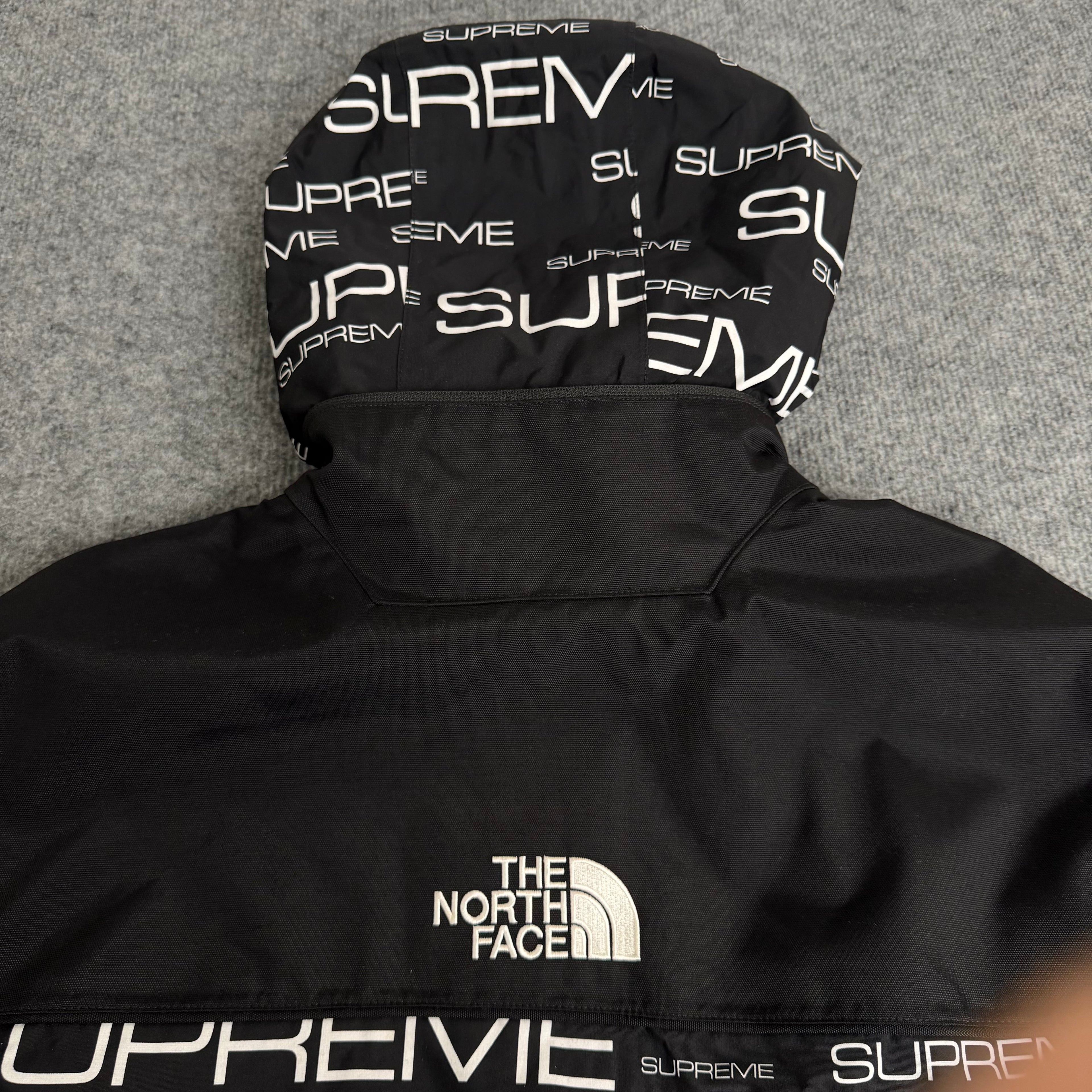 Supreme x The North Face jakke (Str. L)