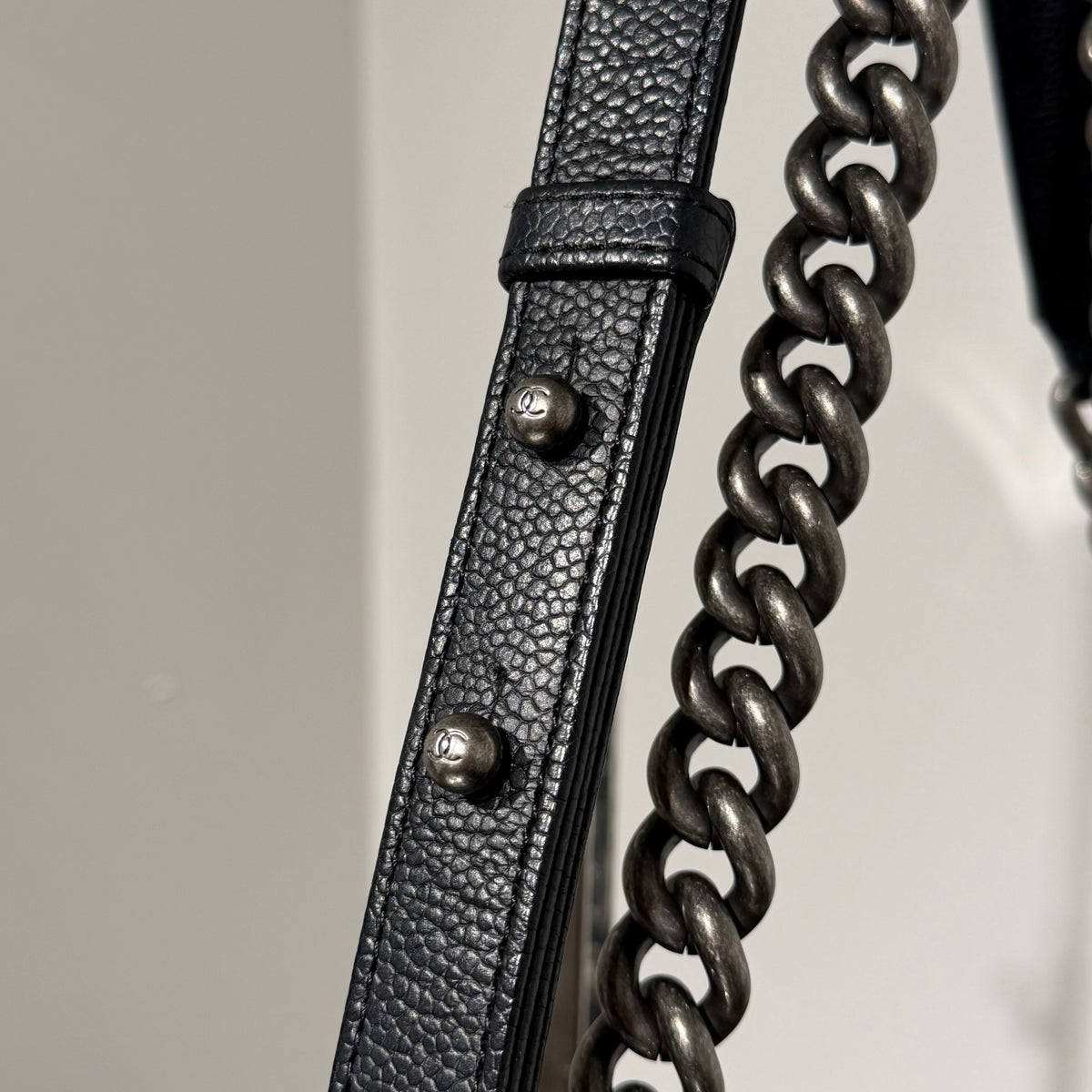 Chanel Boy Caviar Leather Taske