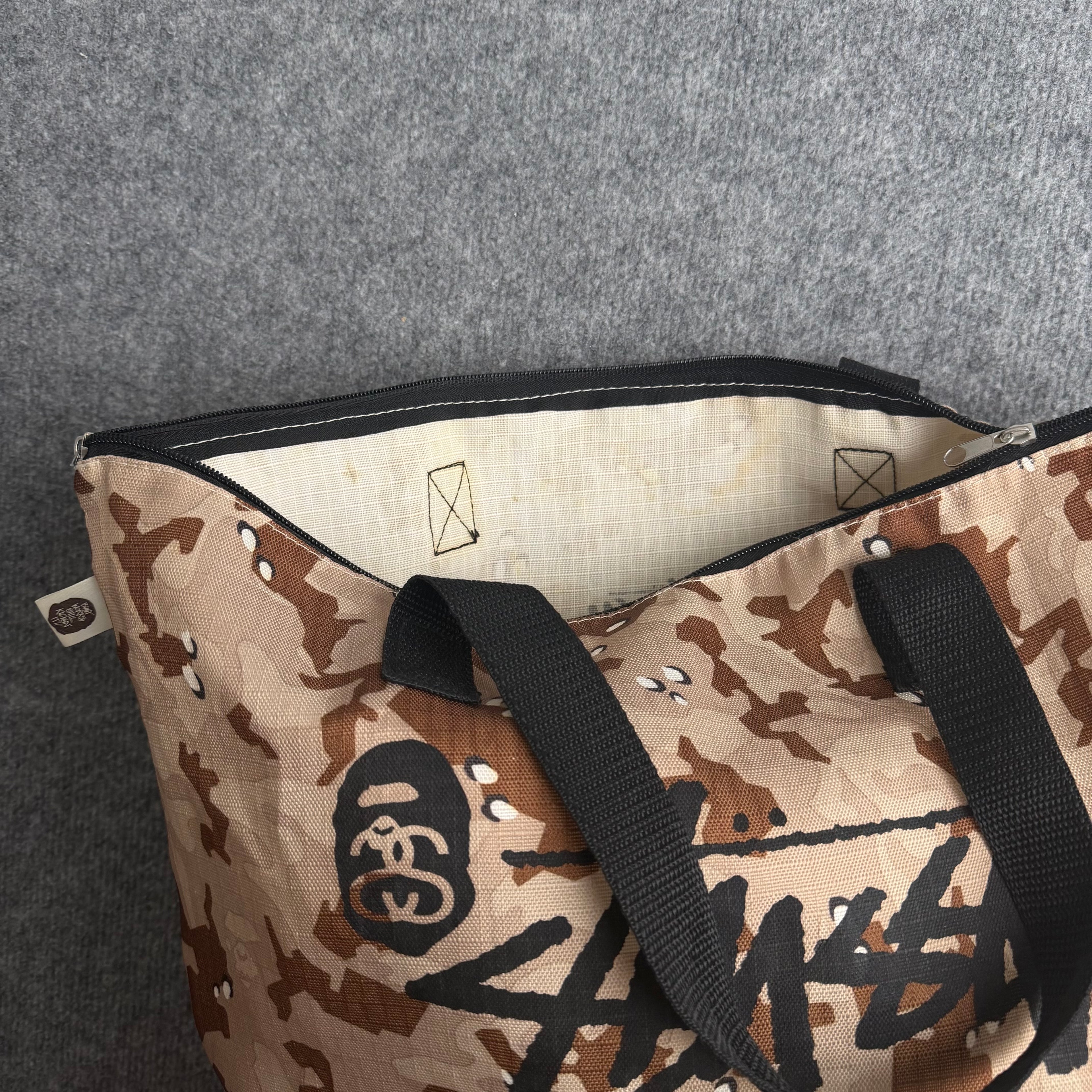 A Bathing Ape x Stussy taske