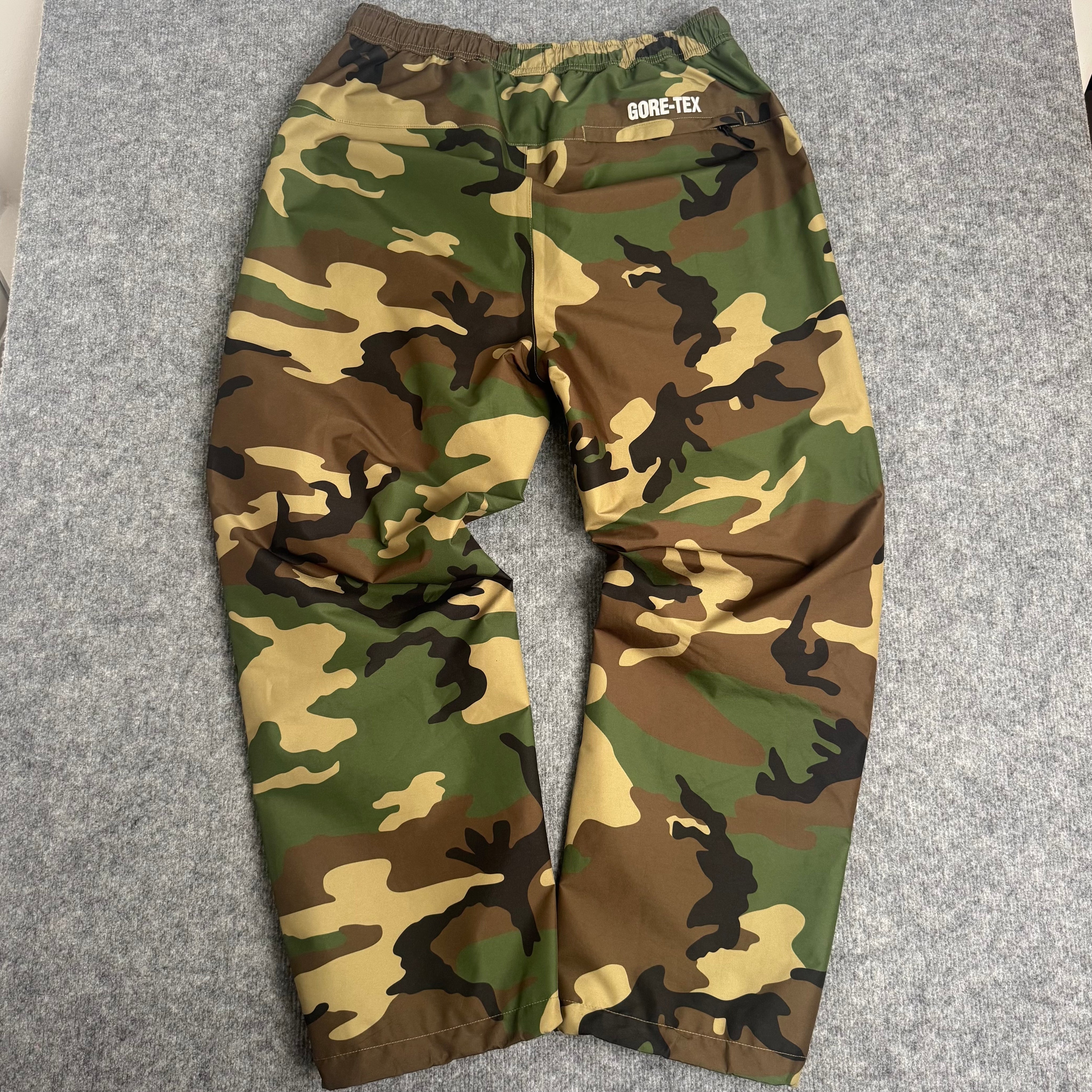 Supreme bukser (Str. M)