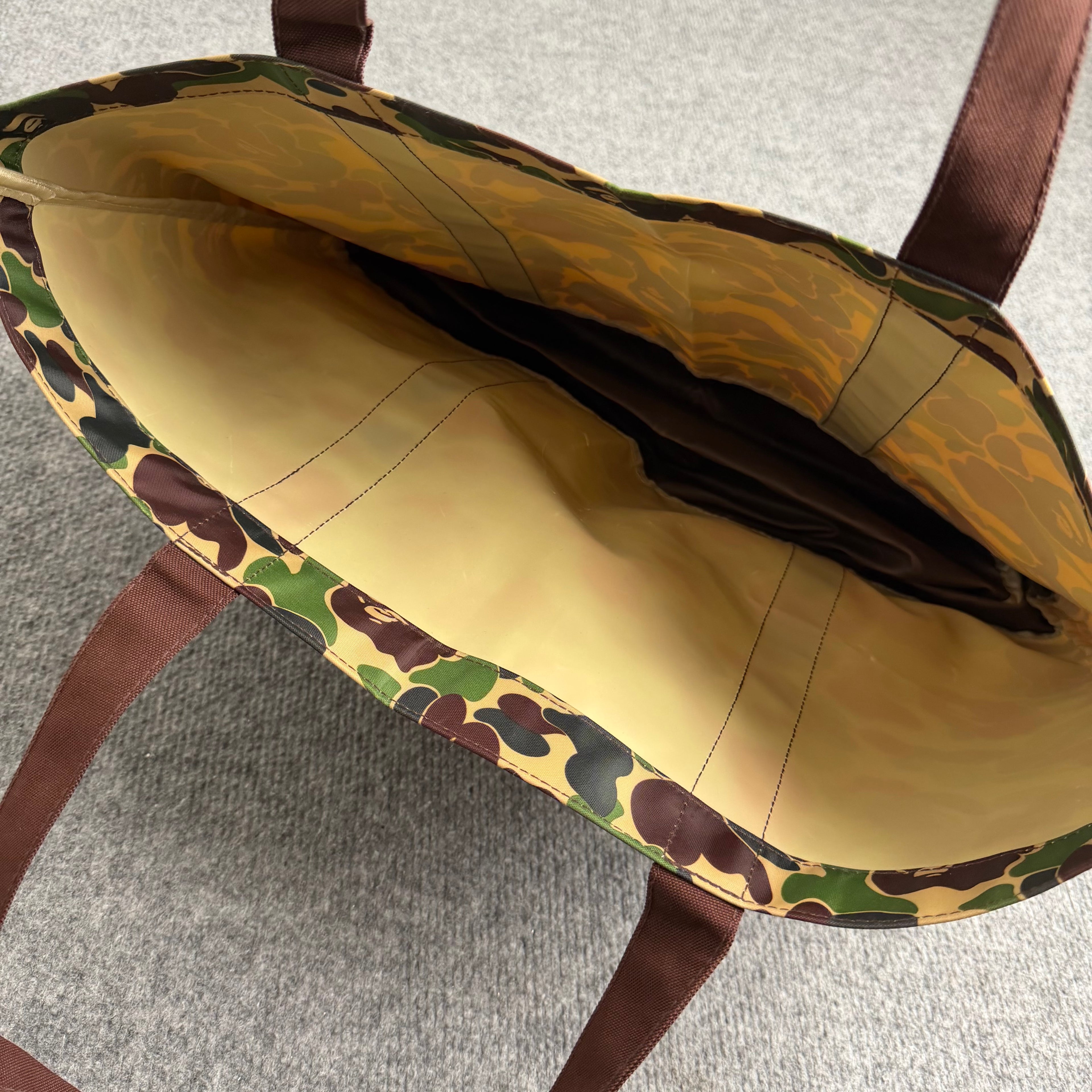 A bathing ape taske