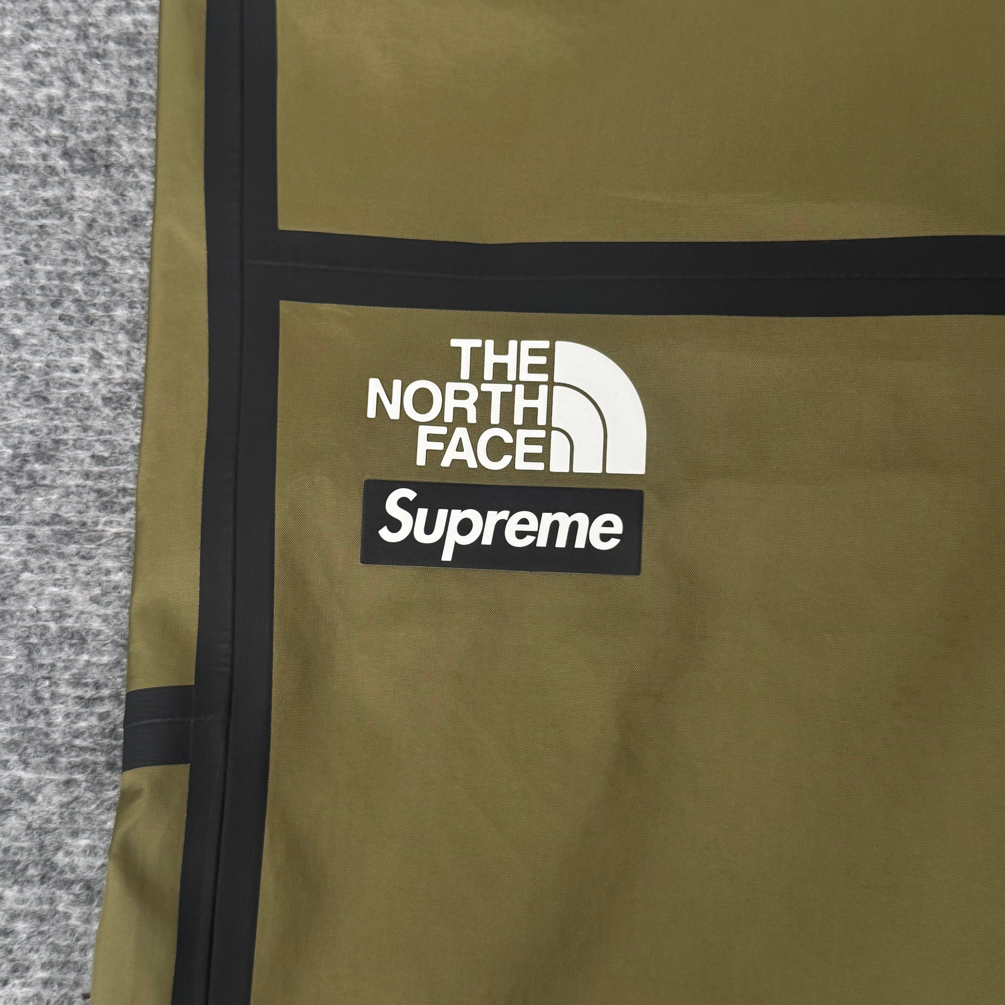 Supreme x The North Face bukser (Str. S)